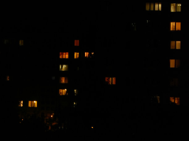 城市中房屋的夜间景观立面和窗户图片下载