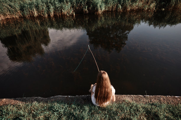 在湖边钓鱼的女人图片下载