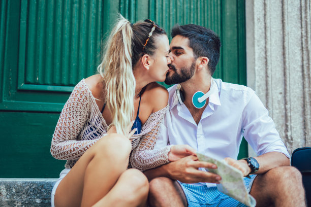 一对游客在老城里散步。图片下载