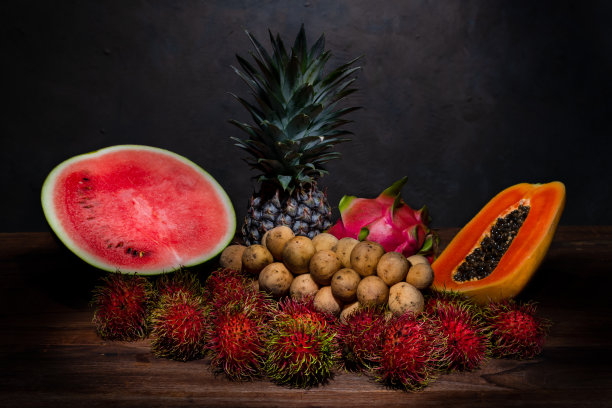 木桌上一堆泰国水果的静物摄影图片下载