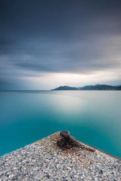 从码头到戛纳湾周围的山丘图片下载