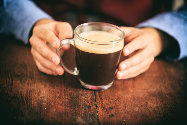 咖啡师面前放着一杯咖啡图片下载