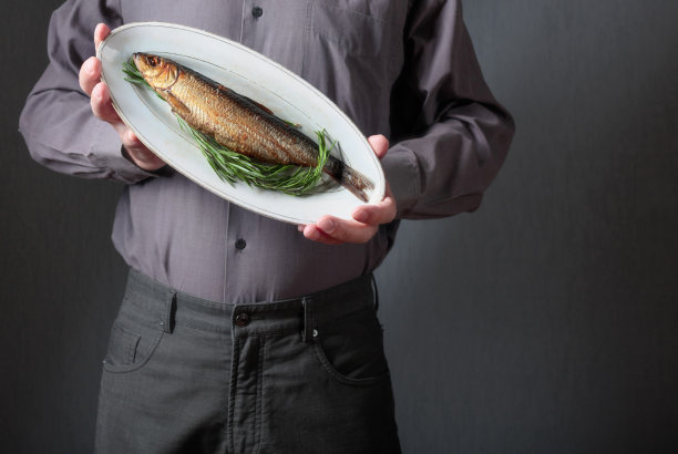 熏鲱鱼的男人。图片下载