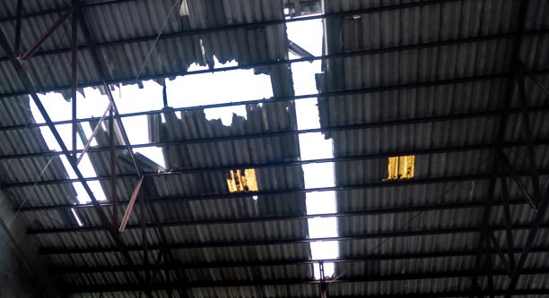 破碎的屋顶图片下载