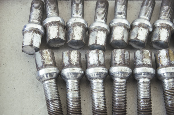 两排用于车轮的汽车螺栓图片下载