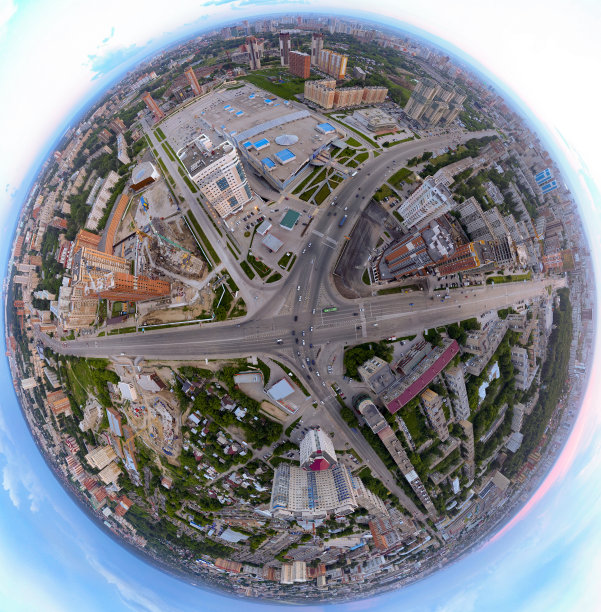 鸟瞰图的广场在城市与环岛交通，街道和建筑与绿树在地球的部分全景照片图片下载