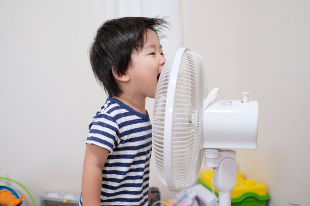 幼童冷却与电扇图片下载