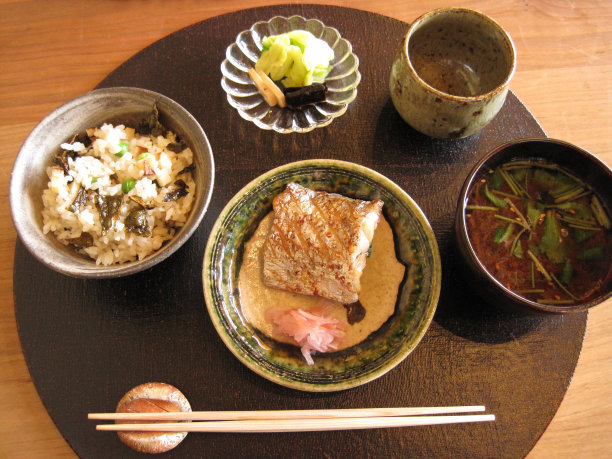 在传统的日本餐厅用餐图片下载