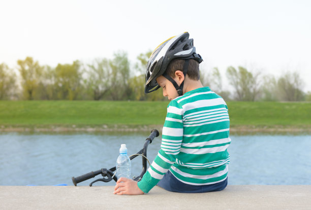 男孩骑马后休息和喝水图片下载