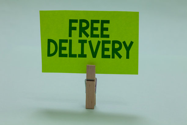 显示免费送货的手写概念。商业图片展示航运包装货物快递配送中心易碎衣夹持绿色纸重要信息的想法图片下载