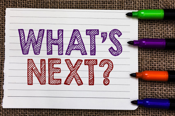 显示“什么是下一个问题”的概念性手写。商业图片展示获取信息询问查询调查探针探索笔记本纸重要的提醒标记黄麻背景图片下载