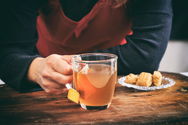 侍者端着一杯茶图片下载