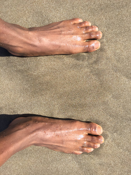 双脚分开在沙地上图片下载