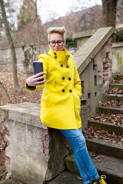 漂亮的年轻微笑的女人拿着五颜六色的伞图片下载