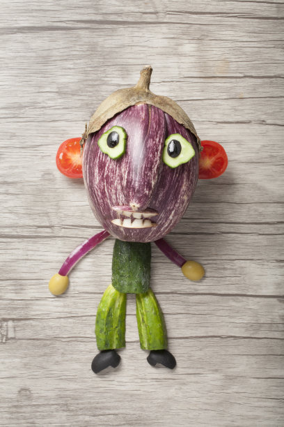 人类在船上用新鲜蔬菜创造图片下载