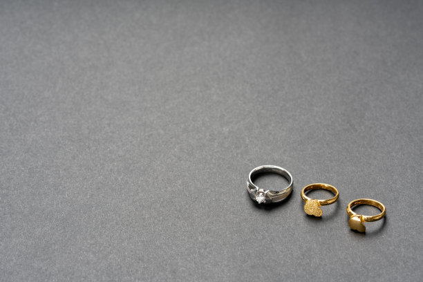 照片中的珠宝是如此美丽和私人的婚礼礼物收藏。图片下载