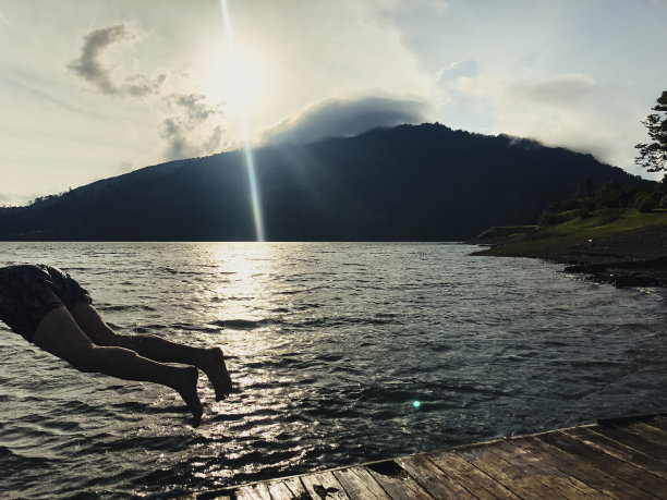 日落时分，一名男子跳入卡利马湖图片下载