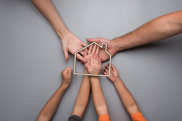 俯视图的父母和孩子持有一个住宅的形状图片下载