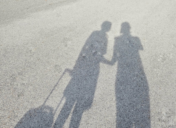 影子的妈妈手牵手的儿子上学图片下载