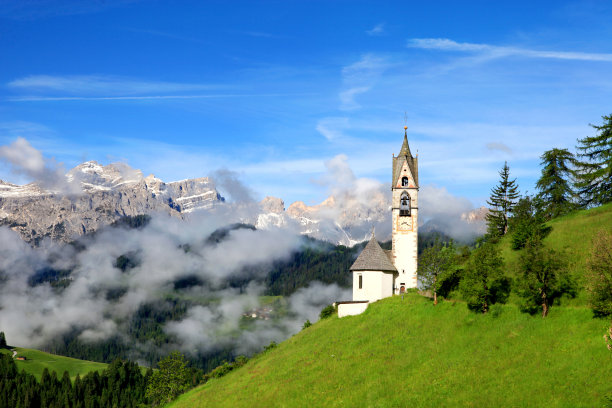 圣芭芭拉教堂，意大利Dolomites图片下载