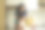 年轻女子一边喝咖啡一边看短信图片下载