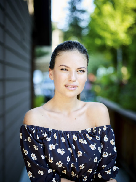 户外大气时尚照片年轻美丽的女士。年轻微笑的女人户外肖像。图片下载