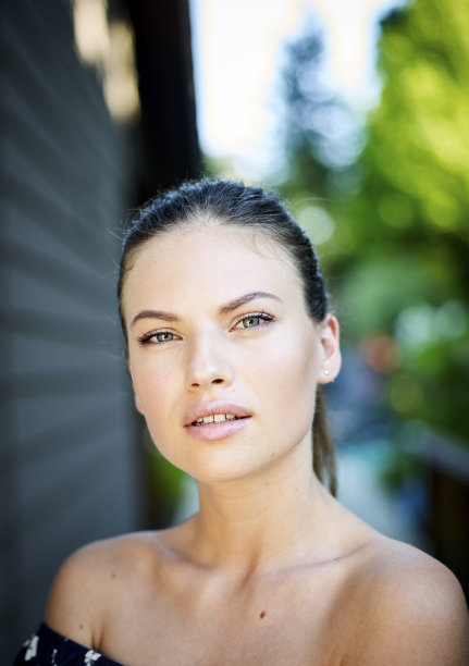 户外大气时尚照片年轻美丽的女士。年轻微笑的女人户外肖像。图片下载