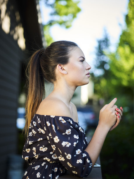 户外大气时尚照片年轻美丽的女士。年轻微笑的女人户外肖像。图片下载