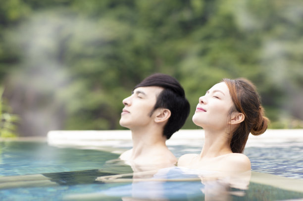 一对年轻夫妇正在温泉里放松图片下载