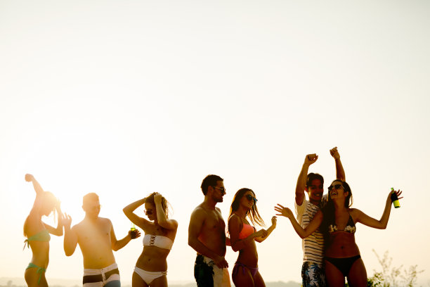 一群快乐的年轻人在欣赏夏日日落图片下载