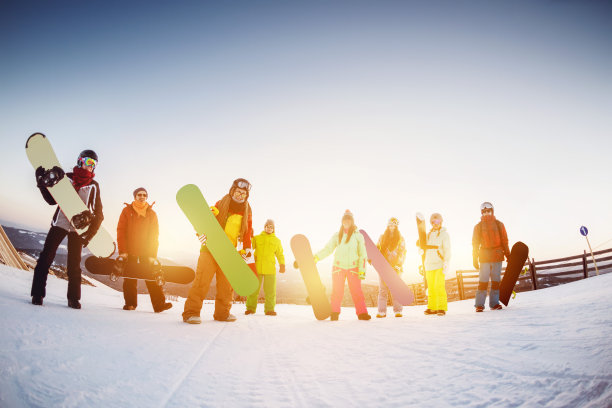 快乐的朋友在滑雪场滑雪图片下载