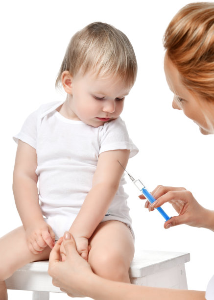 医生手里拿着注射器给孩子注射疫苗，把婴儿流感的注射剂隔离在白色的上图片下载
