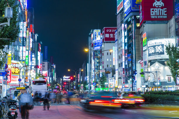 东京夜晚繁忙的街道素材图片