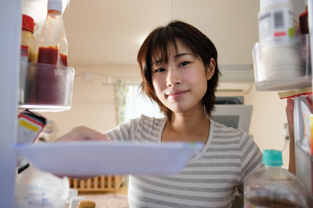 家庭主妇打开冰箱的门图片下载