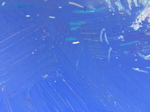 深蓝色的背景。色彩斑斓的木炭纹理。图片下载