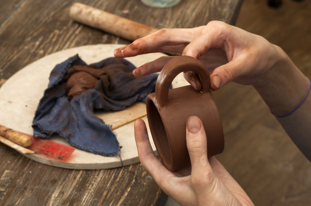 陶工在车间工作图片下载