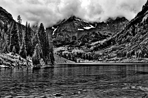 暴风雨栗色铃铛黑与白图片下载
