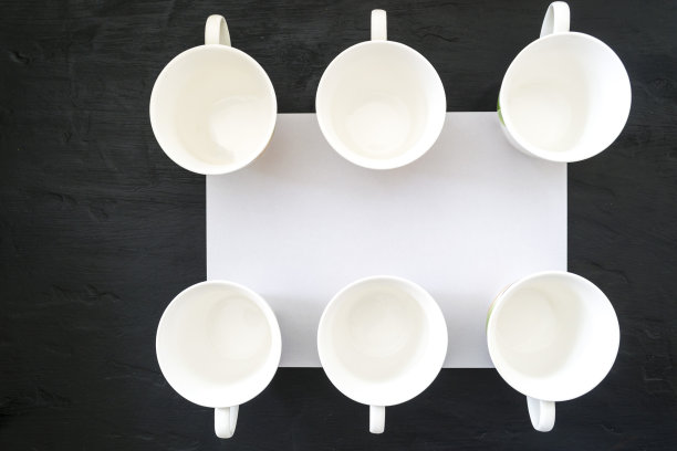 黑色背景下的六杯咖啡。图片下载