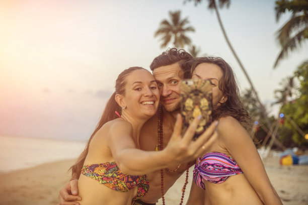 朋友们在海滩上自拍图片下载