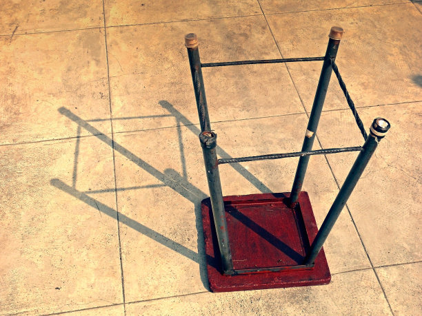 地板上有凳子的影子图片下载