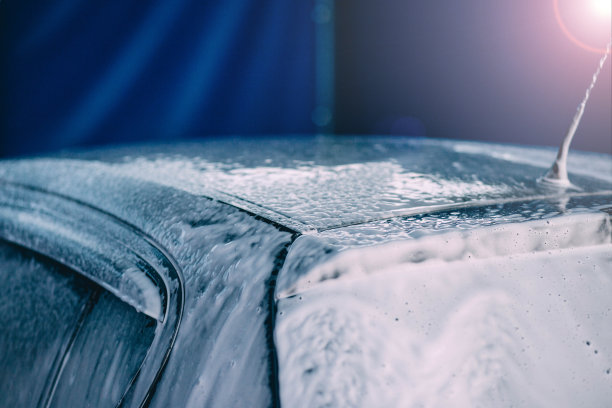 用泡沫手动洗车。图片下载