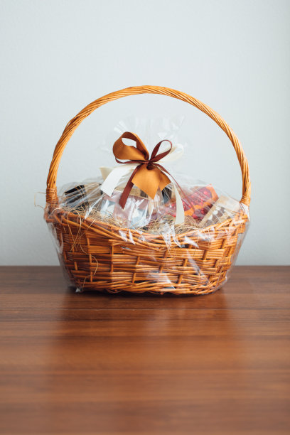礼品篮在灰色背景图片下载