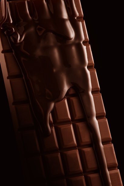 巧克力棒上覆盖着融化的巧克力图片下载