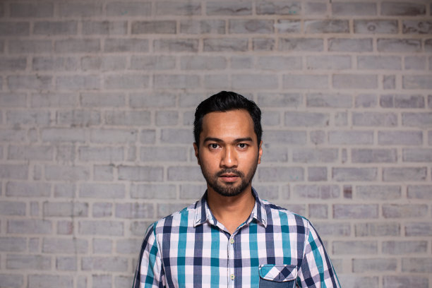 工作室拍摄的严肃的马来西亚人图片下载