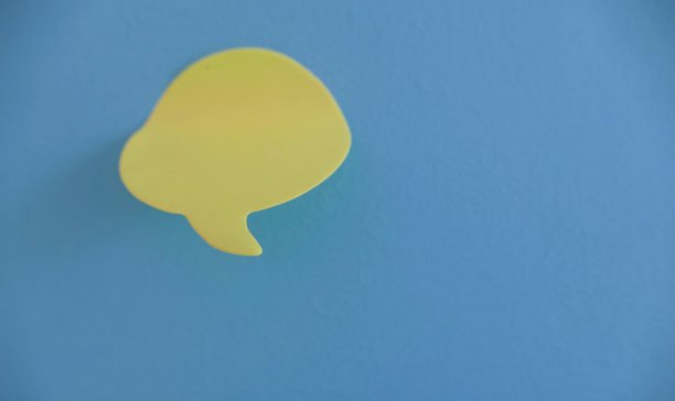 黄色语音气泡在蓝色背景图片下载