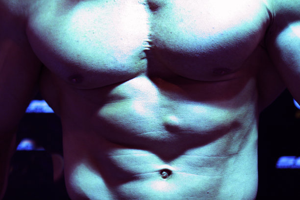 健身强壮的男人腹部肌肉显示力量和低体脂肪的运动员健美。图片下载