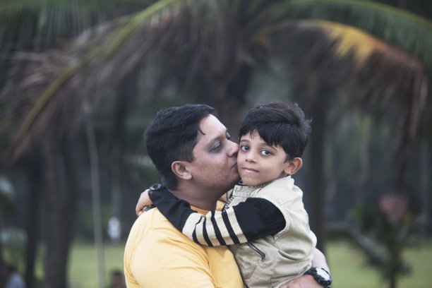 父亲在公园亲吻儿子图片下载