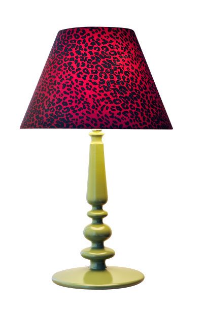 台灯红色豹纹灯罩在白色的背景。带有剪切路径的对象。图片下载