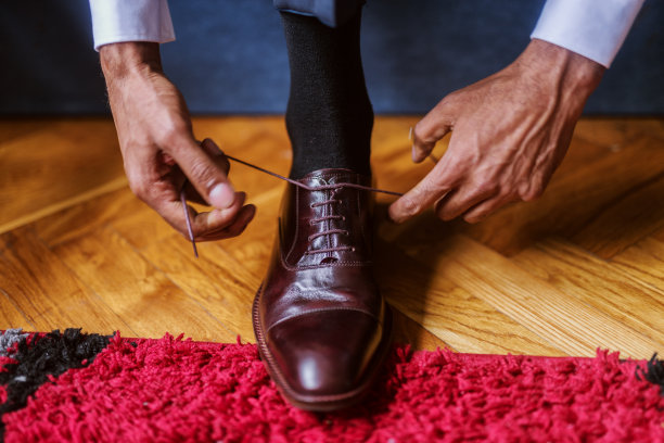 新郎系鞋带的特写。图片下载