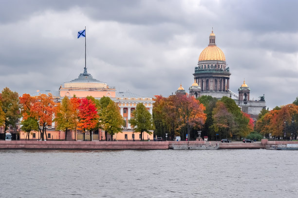 圣艾萨克大教堂和海军部在秋天，圣彼得堡，俄罗斯图片下载